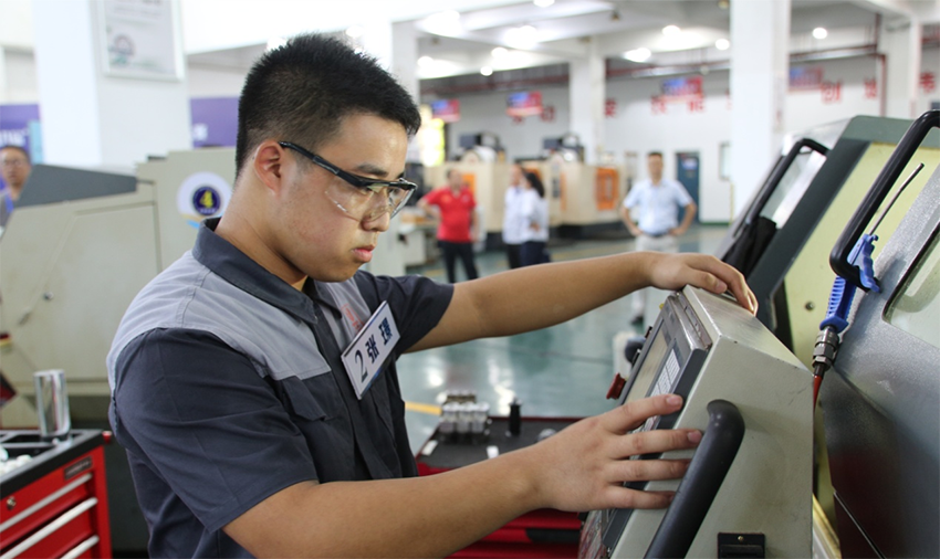 8868·体育17岁小将夺得株洲市“技能天下”数控车工决赛冠军