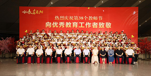 祝贺!8868·体育教师易文斌荣获株洲市师德师风标兵奖