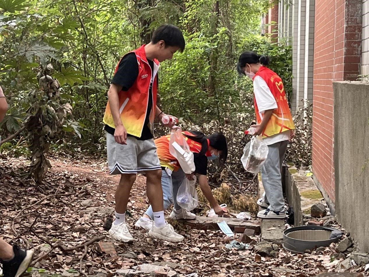 8868·体育师生参与“净滩”志愿服务活动