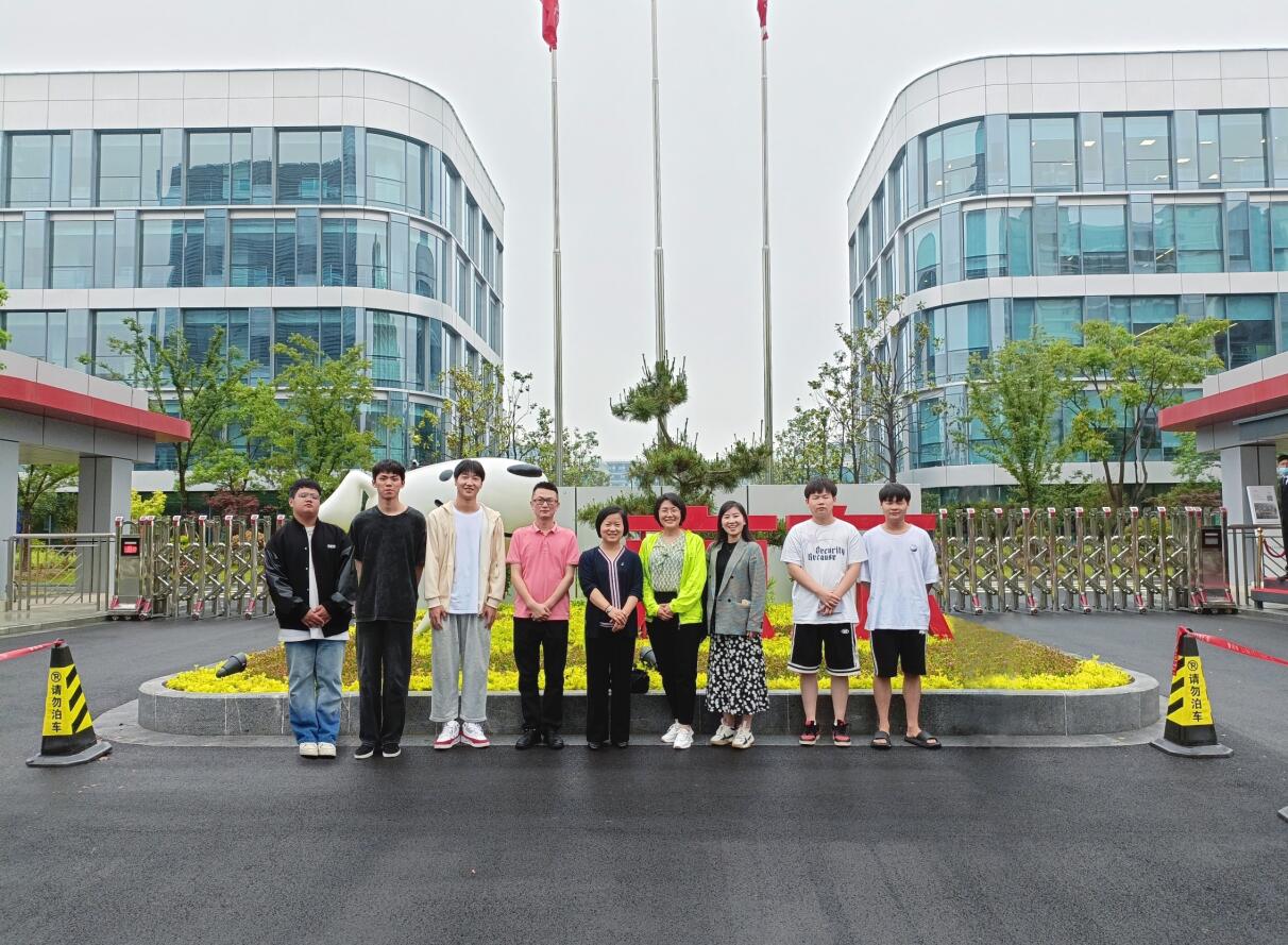 访企调研产教融合 师生共话协同育人——8868·体育党委委员、纪委书记黄慧带队赴京东企业调研并与实习学生座谈交流