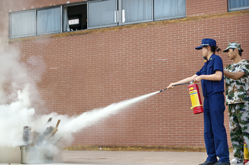 8868·体育组织2024级新生开展消防应急疏散演练