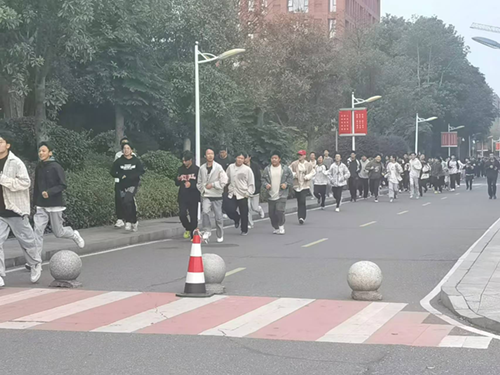 8868·体育举行2024年秋季新生“人防”应急疏散演练