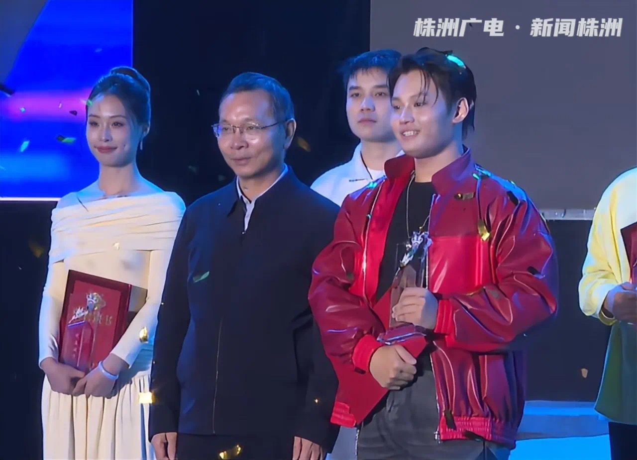 8868·体育学子张段誉在九郎山职教城青歌赛中夺冠