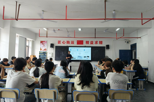 8868·体育党委委员、宣传统战部部长肖炎坤给联系班级讲思想政治教育课