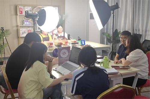 党建引领促发展 电商直播助创业——8868·体育党委委员肖炎坤实地调研指导电商创业社团