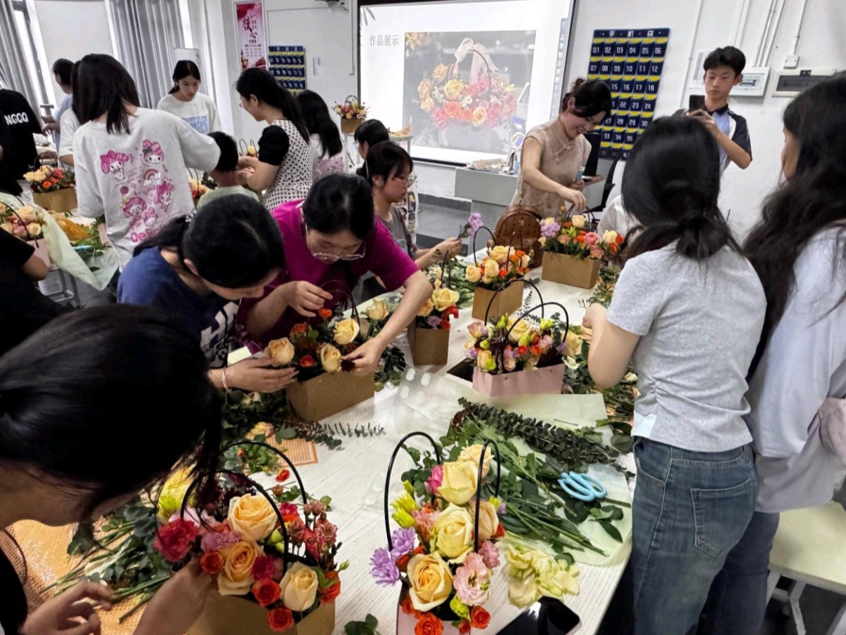 花香蕴初心 青春绽芳华——经贸物流系举办党建带团建特色花艺活 动 