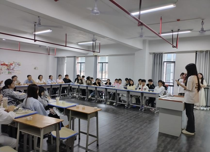 “青春接力・梦想启航”——经贸物流系举办学习经验交流班会活动