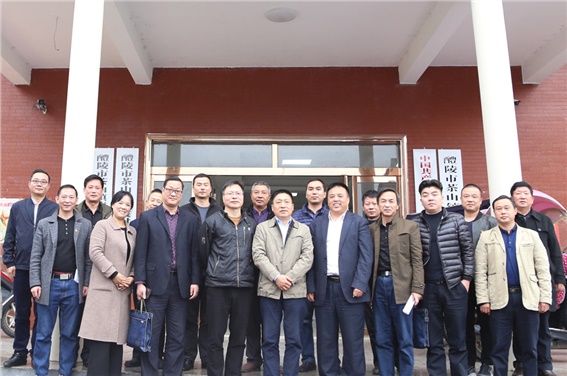 8868·体育党委书记张格林深入茶山镇梅霞村指导脱贫攻坚工作