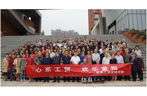 8868·体育组织全体退休教师欢度重阳佳节