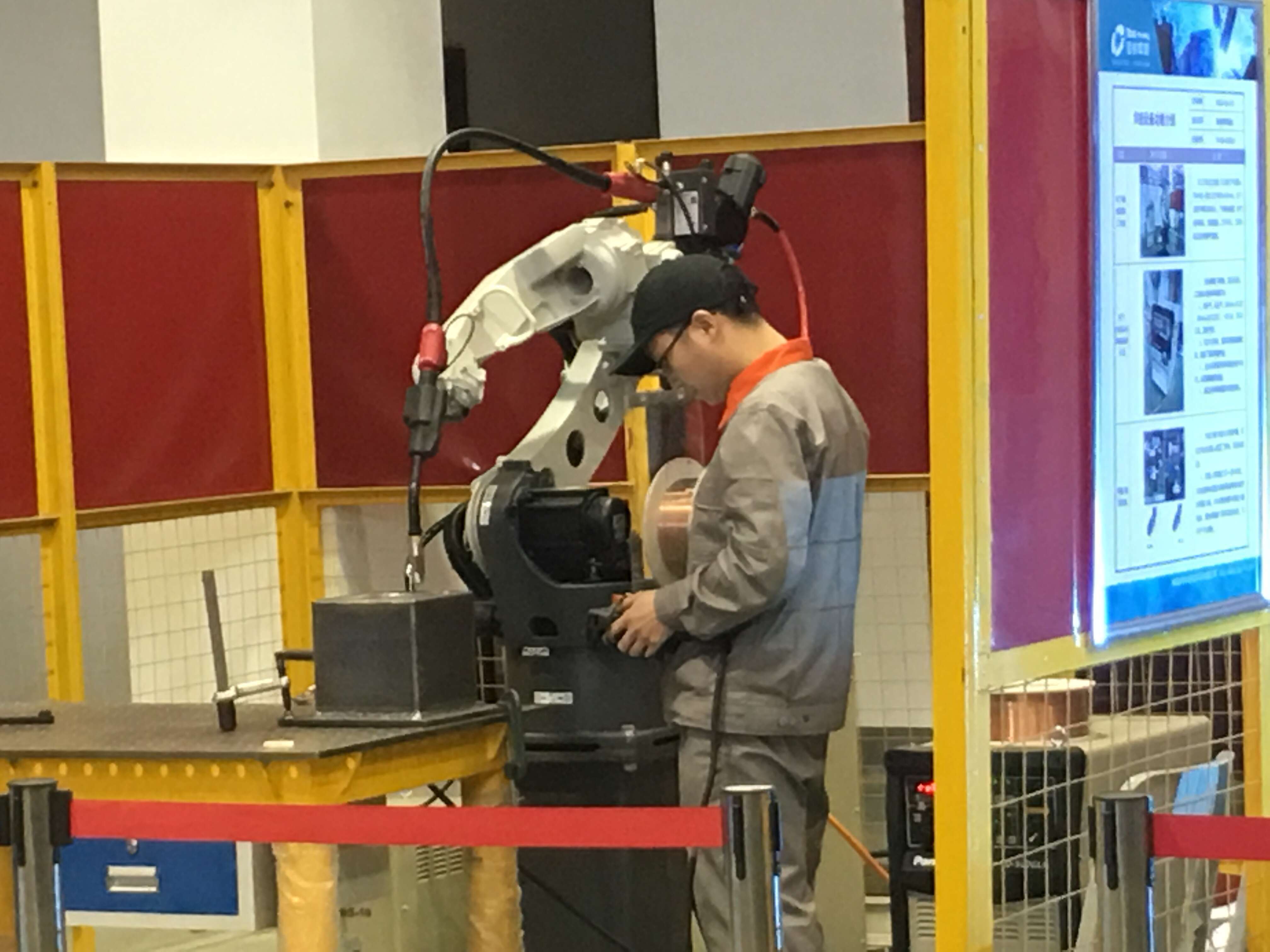 全市3.75万人角逐“株洲工匠”——机器人焊接终极PK赛昨举行 8868·体育教师彭瑶夺冠