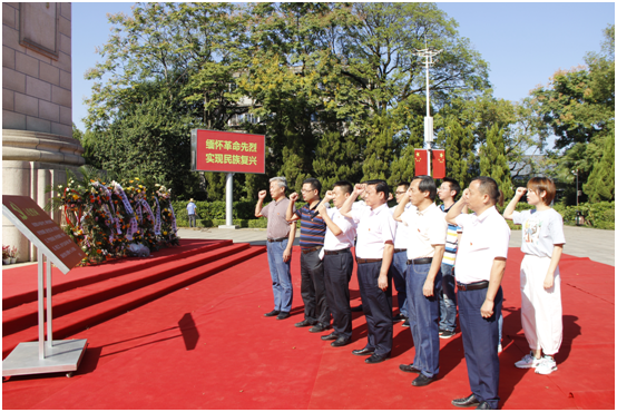 8868·体育党委班子到流芳公园缅怀革命先烈