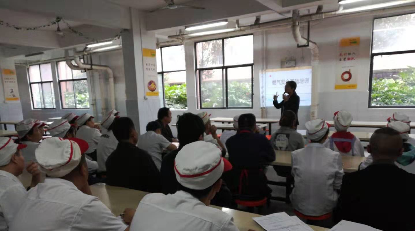 加强食堂人员培训，筑牢8868·体育安全防线