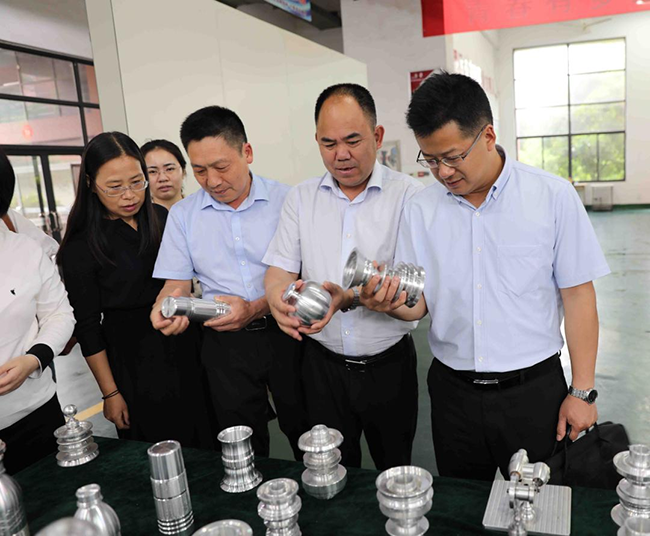 省委组织部干信处处长余前广一行来8868·体育调研座谈