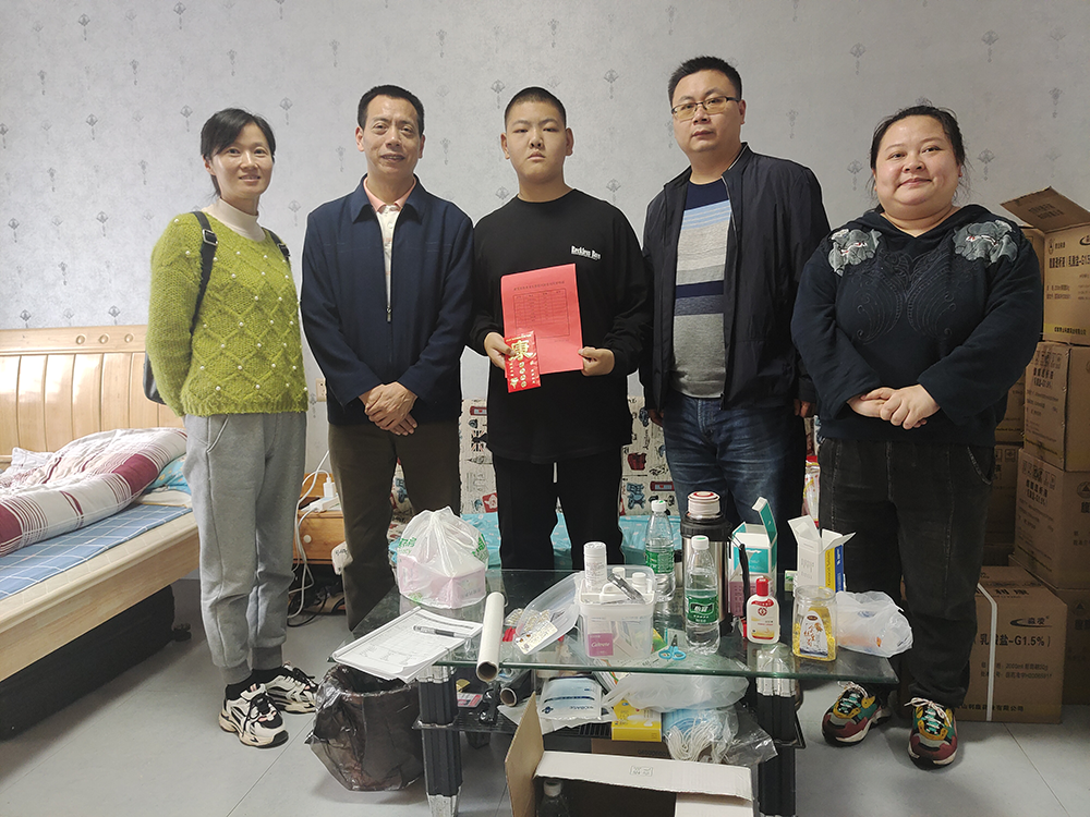 “我为师生办实事”——8868·体育建筑装饰系党支部帮扶身患重病的谢佳伟同学